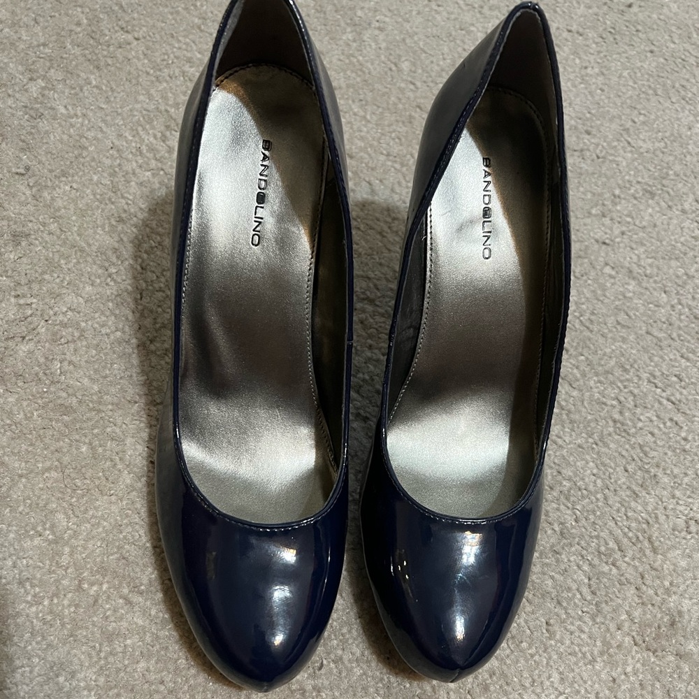 Bandolino navy patent leather heel. NEVER BEEN WORN!!!